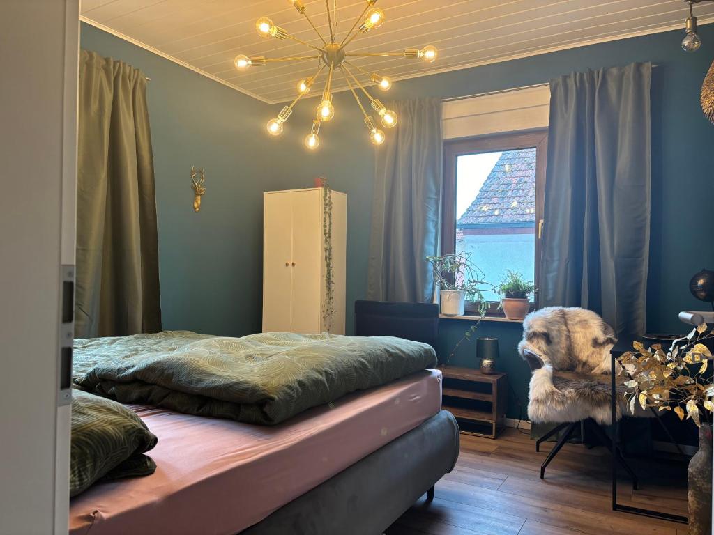 Vollständige Zimmeransicht mit Doppelbett, Schreibtisch und Fenster